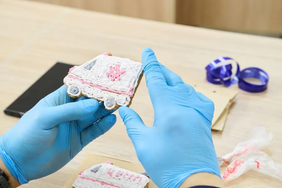 Пряник в виде машины скорой помощи, оформленный на мастер-классе