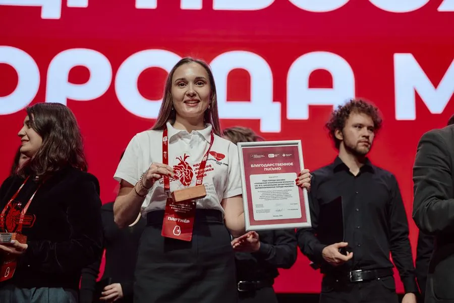 Вручение благодарственного письма партнёру форума на сцене